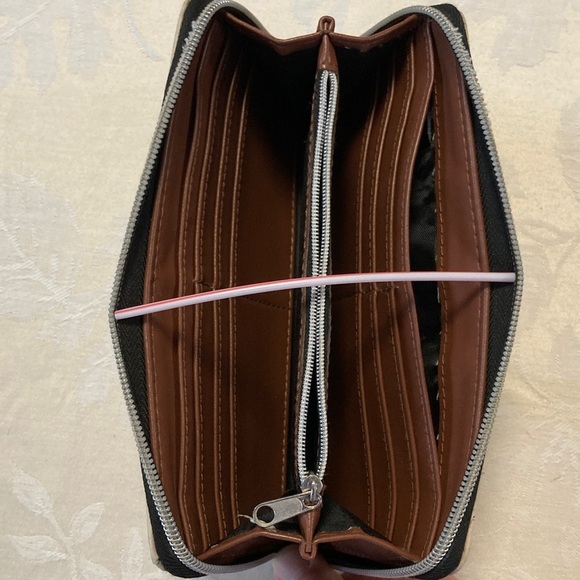 Harry Potter Hogwarts acceptance letter Cream Wallet with Red Seal - Picture 4 of 4